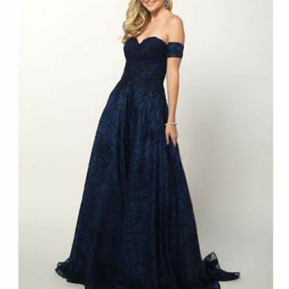 Red or navy blue lace ball gown with arm bands - Picture 4 of 7